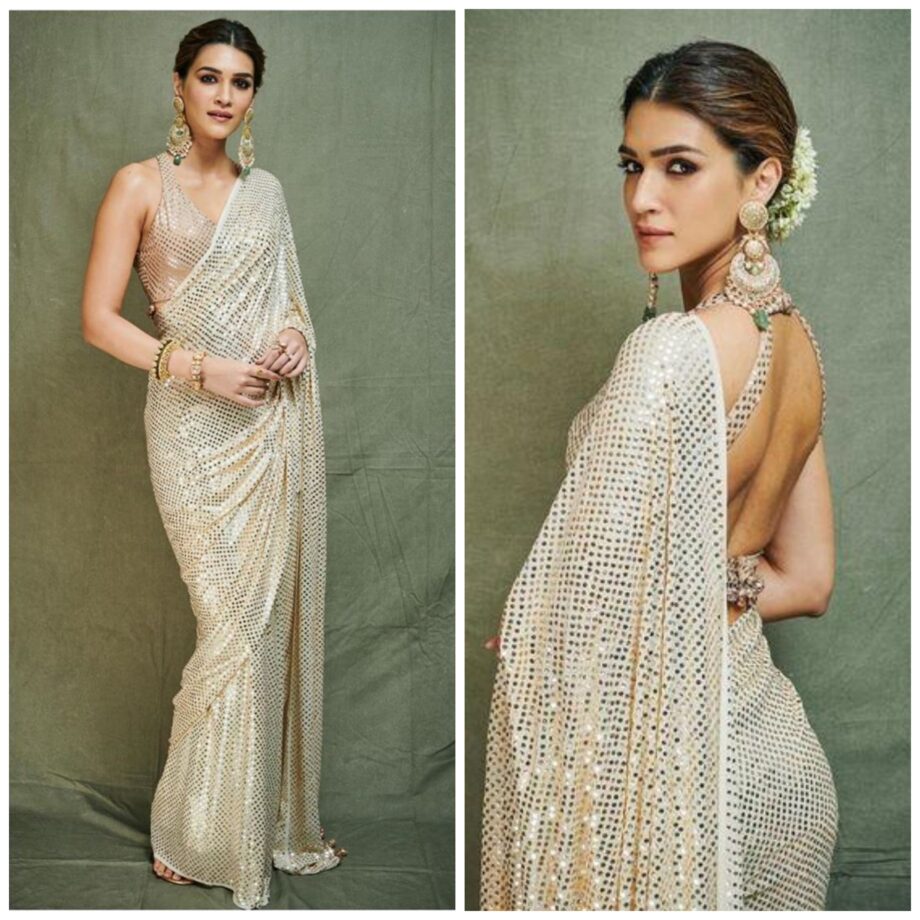 The Every Young Malaika Arora To Very Beautiful Kriti Sanon: 5 Most Beautiful Actresses Flaunting Their Hotness In Manish Malhotra Sarees - 4