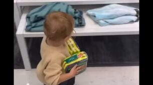 A Heartwarming Video of a 1-year-old daughter tries interpreting for a deaf dad for the first time, Watch