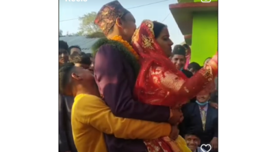 A Video Of A Bride & A Groom Falling On The Ground As They Are Lifted Together During A Unique Ritual Has Left Netizens Amused, Watch