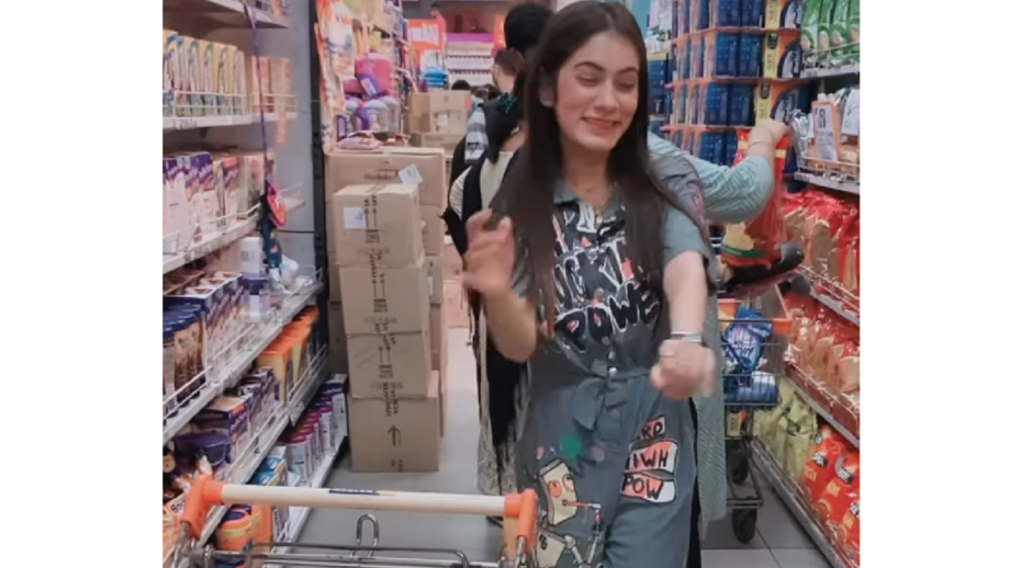 A Viral Video Of A Girl Dancing To The Popular Song Navrai Majhi In A Supermarket Has Won Millions Of Hearts, Watch 504514