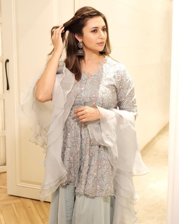 Take Tips From Divyanka Tripathi To Wear The Perfect Outfit And Slay Your Look - 2