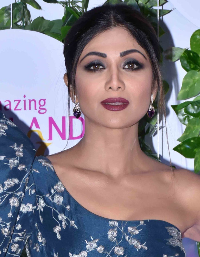 Beauty Lessons: Take Makeup Inspiration From Shilpa Shetty; Smokey Eyes To Winged Eyeliner - 2