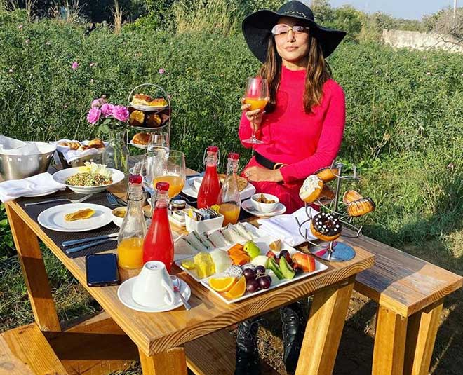 Bigg Boss Fame Hina Khan’s Maldives Vacay Is All About Digging Into Lip-Smacking Food; Here’s The Proof - 0