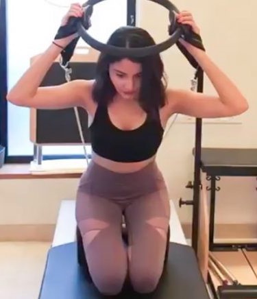 Gear Up For Your Workouts In Style! Anushka Sharma’s Looks For Your Mid-Week Workout Motivation - 3