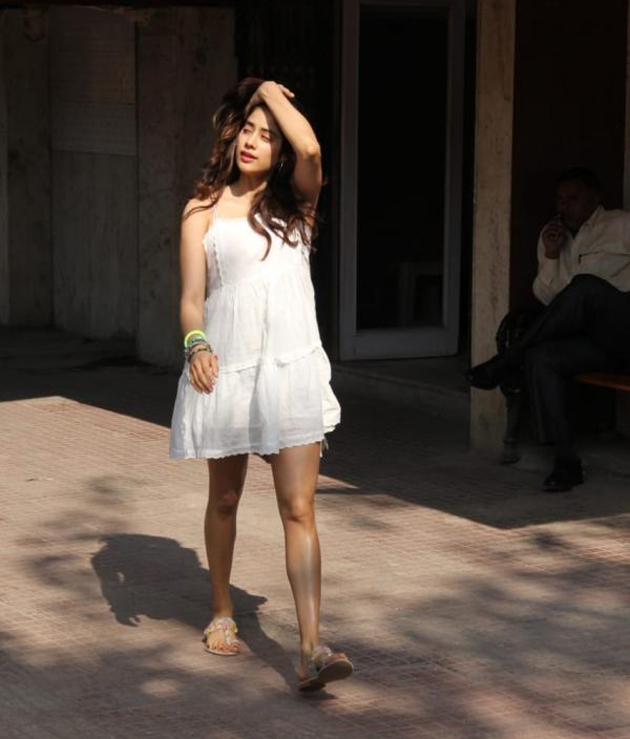 Janhvi Kapoor’s Attractive One Piece That Made Eyes Turn - 2