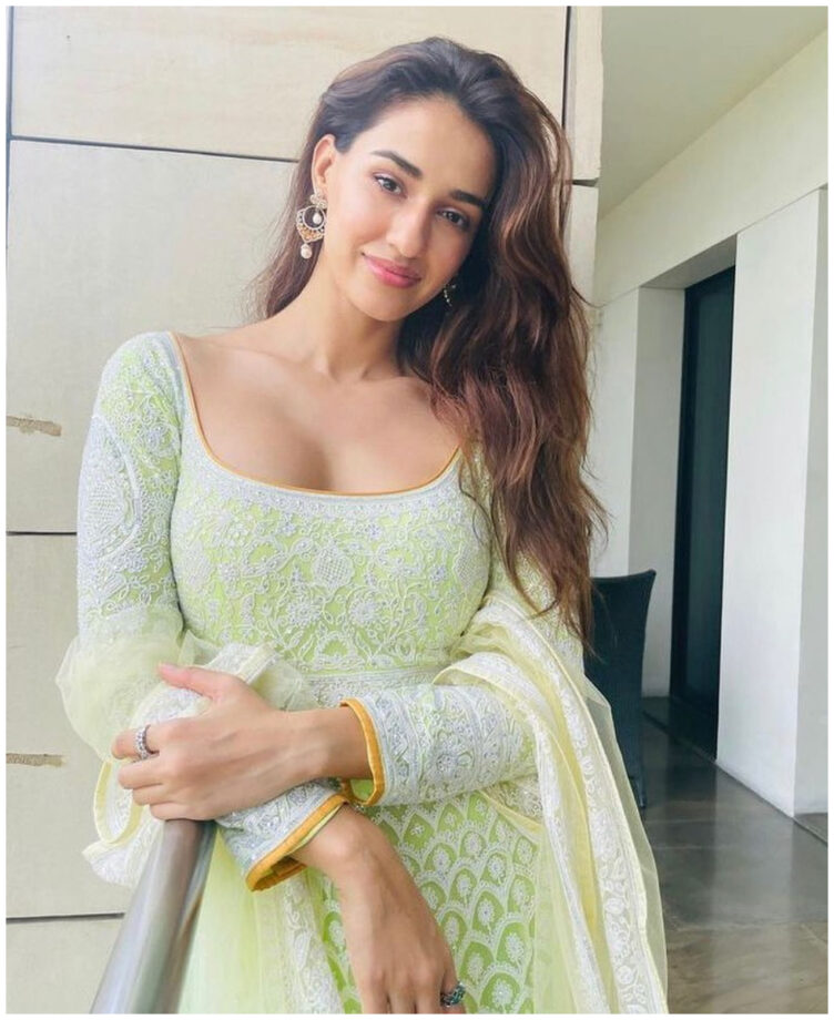 Kareena Kapoor To Disha Patani: Here Are Some Tips To Ace Chandbalis With Ethnic Outfits From Our Hot Divas - 4