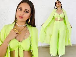 Neon Co-Ordinated Sets For The Win! Mouni Roy Vs Sonakshi Sinha: Whose Co-Ord Set You Would Wear On A Vacation? - 5