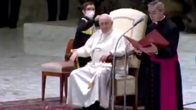 OMG! A Video Of A 10-Year-Old Boy Was Trying To Steal The Pope’s Cap That Went Crazy Viral, Watch