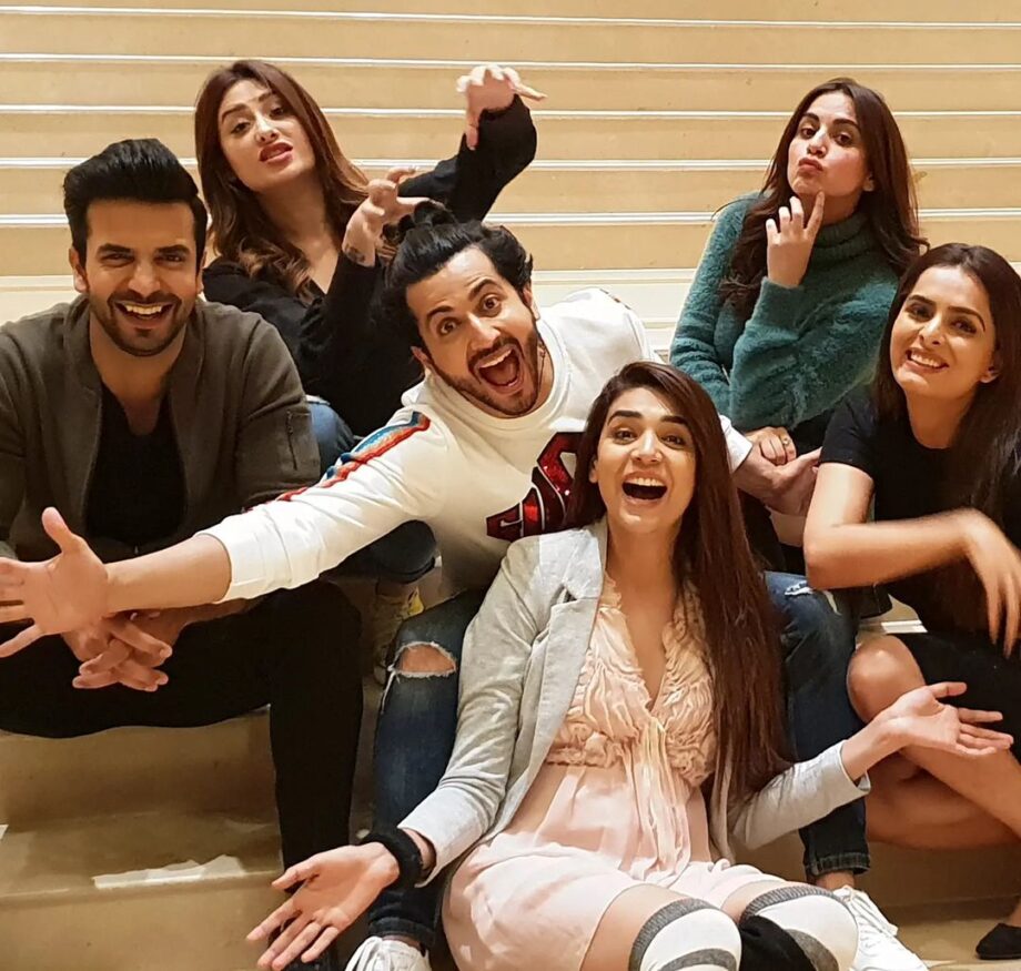 A Picture In The Golden Hour! Take A Look At Dheeraj Dhoopar & Shraddha Arya’s Fam Jam Time Picture With Kundali Bhagya Family - 0