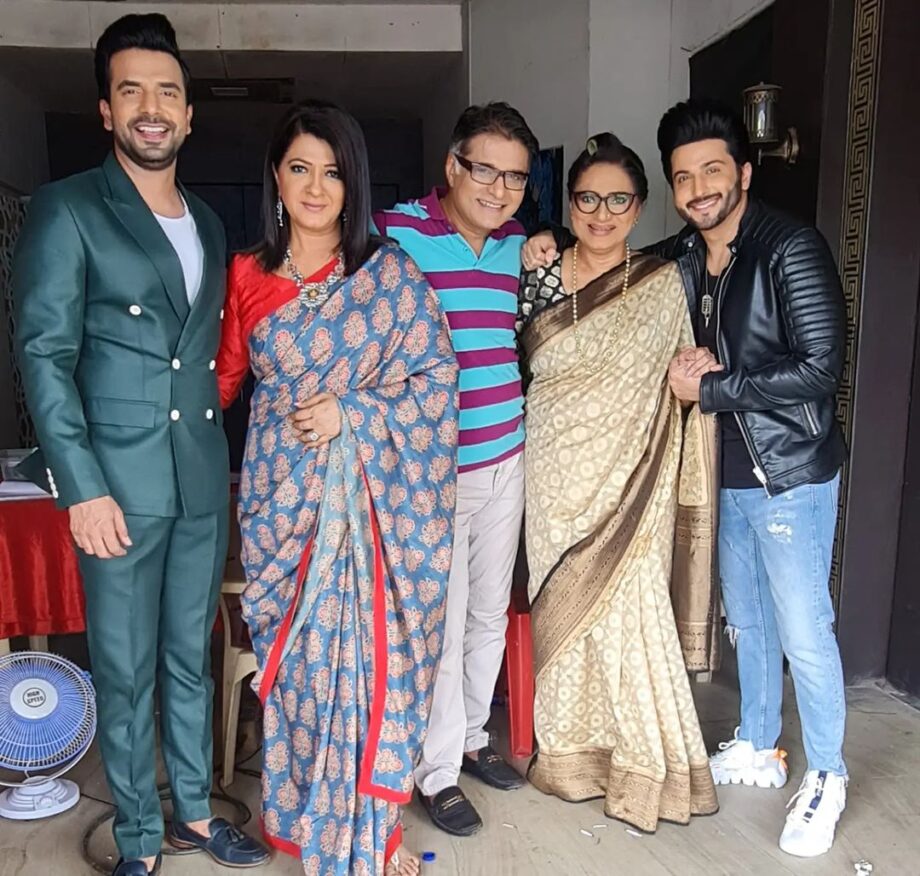 A Picture In The Golden Hour! Take A Look At Dheeraj Dhoopar & Shraddha Arya’s Fam Jam Time Picture With Kundali Bhagya Family - 1