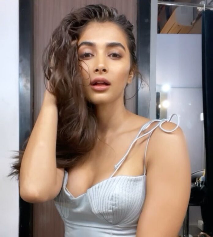 Pooja Hedge’s Top Hot Selfies That Will Stun You - 5