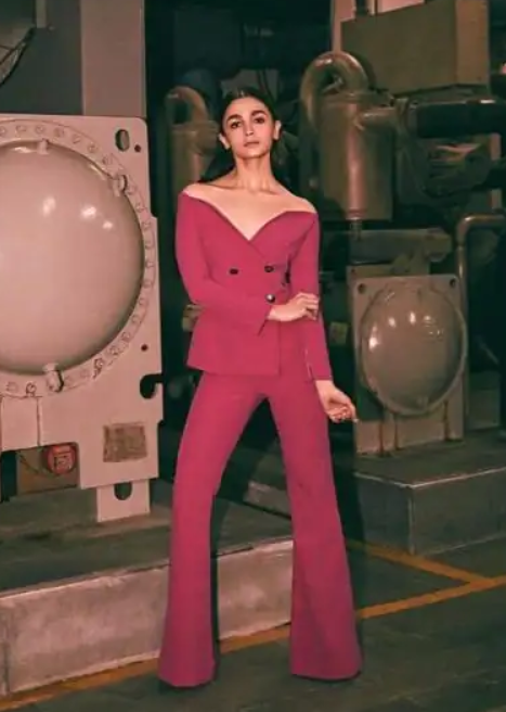 Star Kid Edition: Alia Bhatt Or Janhvi Kapoor: Who Wore The Pink Bell Bottom Pants Better? - 1