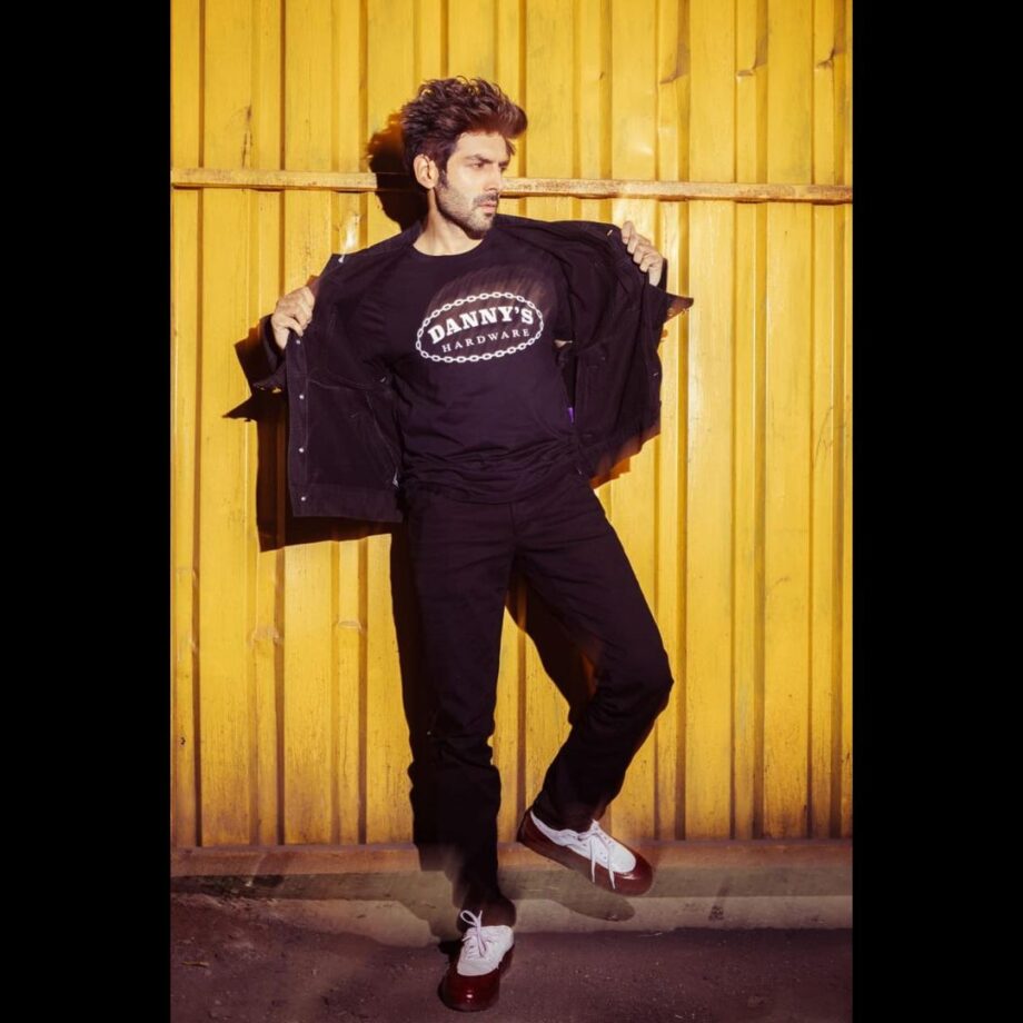 Trouble Acing Your Tee And Jacket Style? Take Cues From Kartik Aaryan - 4