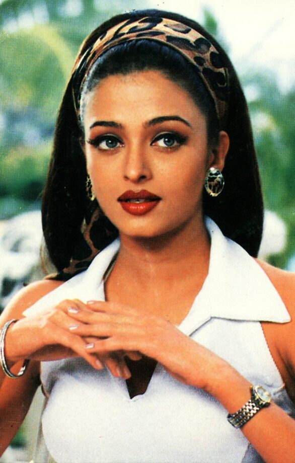 Aishwarya Rai Bachchan, Madhuri Dixit, Kajol, Karisma Kapoor know how to pull off the 90s trend - 5