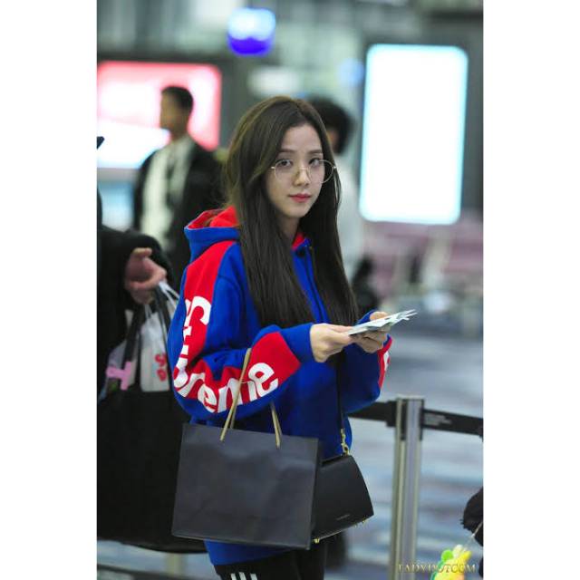 BLACKPINK Jisoo’s Glamour Looks In Hoodies & Sweaters - 2