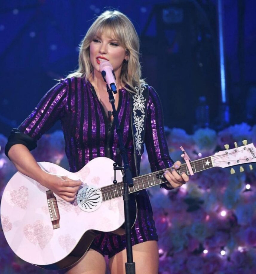 Taylor Swift’s Heart-Melting On-Stage Moments Are Quite A Treat For Fan’s Eyes - 0