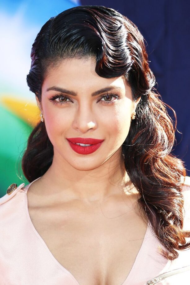 Chic & Effortless! Textured Hair Looks For A Bad Hair Day: Grab Cues From Priyanka Chopra To Kiara Advani - 0