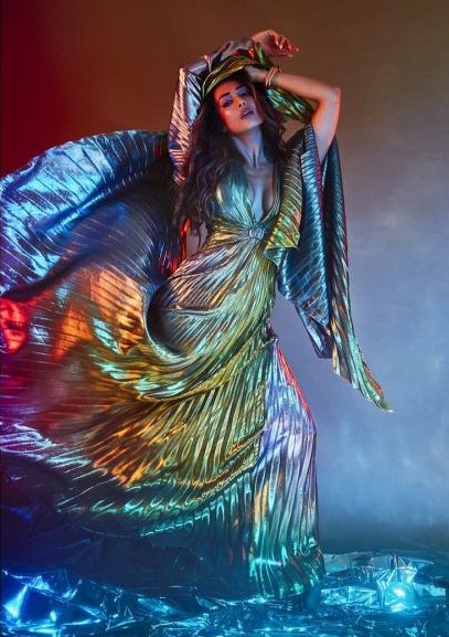 Malaika Arora Or Kareena Kapoor: Whose Holographic Gown Would You Like To Steal? - 0