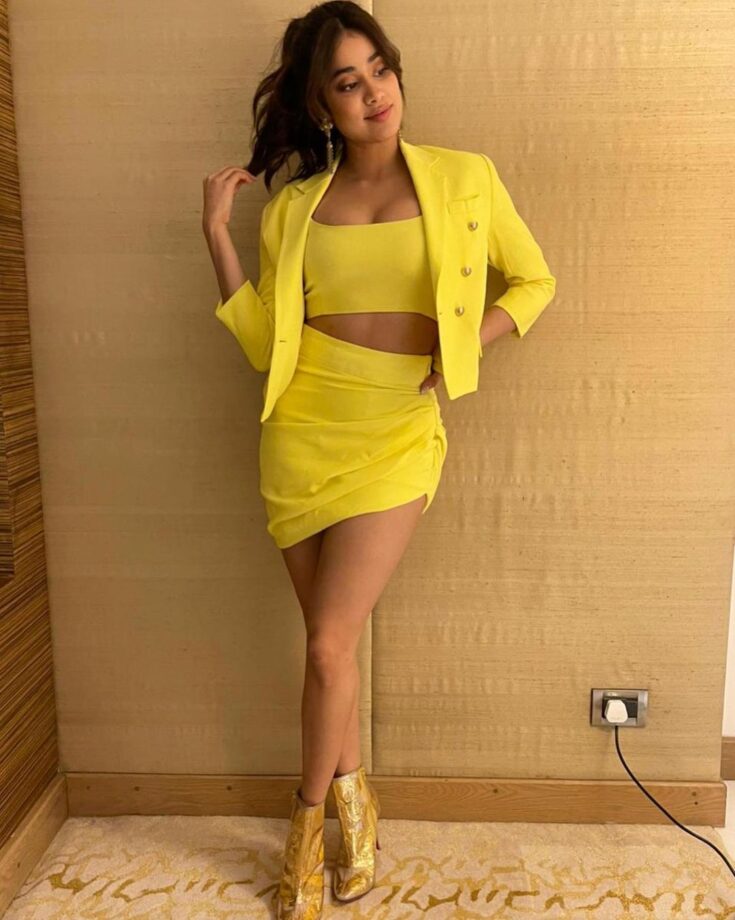 Janhvi Kapoor’s Dresses We Are Crushing On! From Bodycon Dresses To Backless Dresses Is Kind Of Amazing! - 2