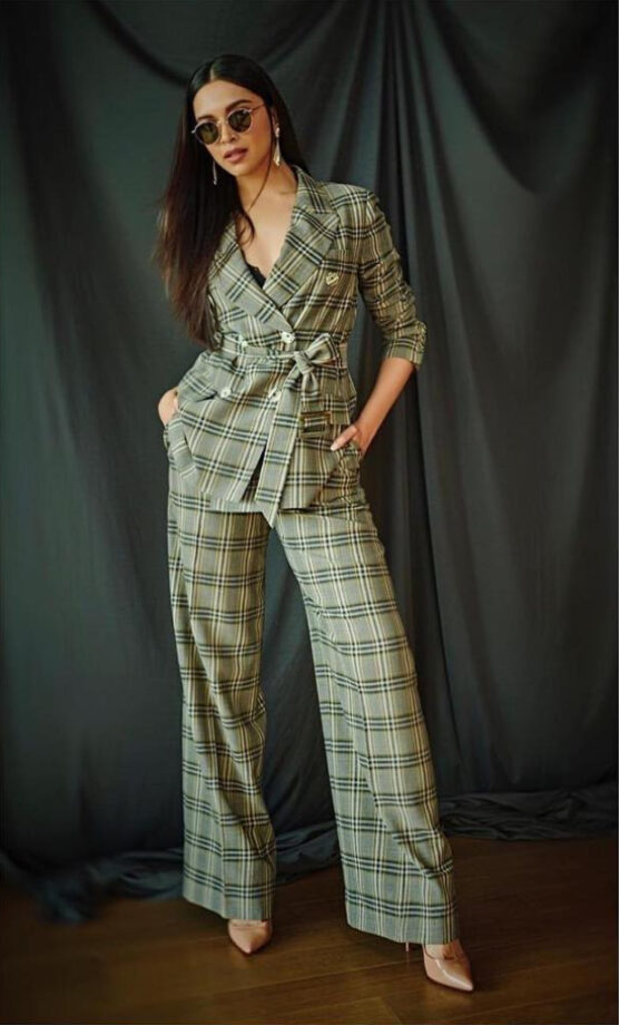 Kangana Ranaut To Sonakshi Sinha: Hotties In Checkered Pantsuits - 2