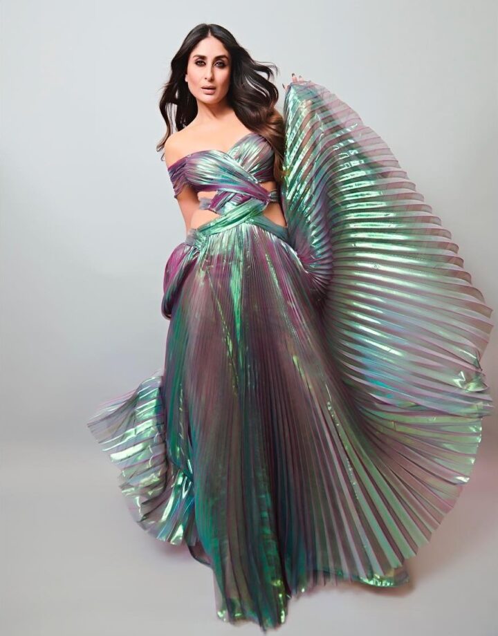 Malaika Arora Or Kareena Kapoor: Whose Holographic Gown Would You Like To Steal? - 1