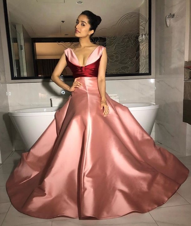 Kareena Kapoor To Shilpa Shetty: Bollywood Celebs Inspired Red And Pink Outfits - 3