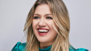 Kelly Clarkson’s Sensuous Epic Transformation Will Make You Feel The Heat, See Viral Pics
