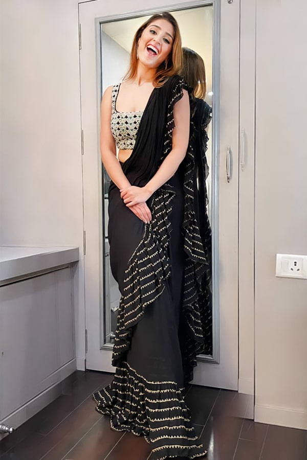 Neha Kakkar Or Dhvani Bhanushali: Who Looks Better In Sarees? - 4