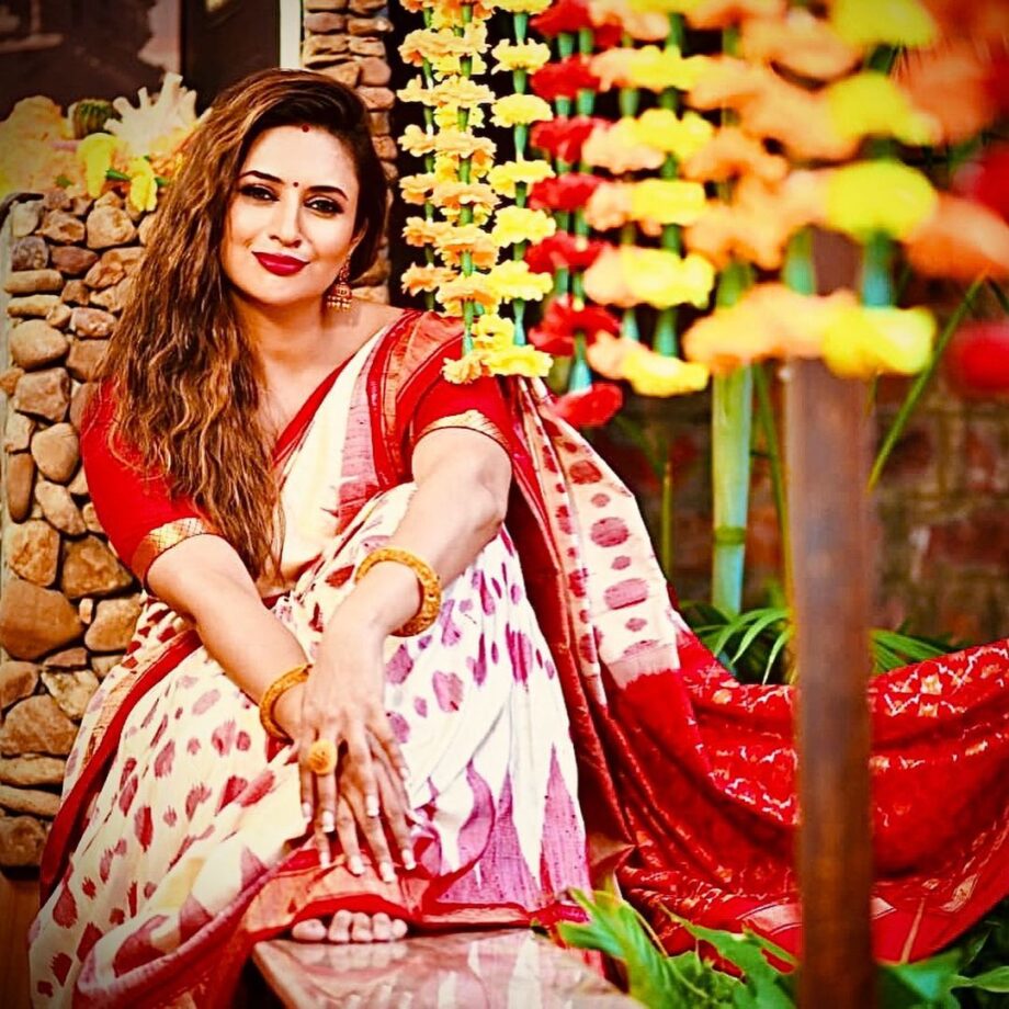 Look To Behold: Divyanka Tripathi’s Red Saree Look In This Picture Is Unmissable - 5