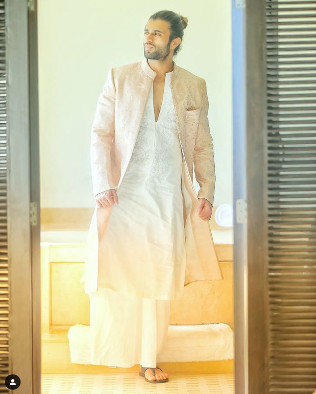 Photos: Geetha Govindam Fame Vijay Deverakonda Is A Heartthrob As He Flaunts A Man Bun In Ethnic wear - 0