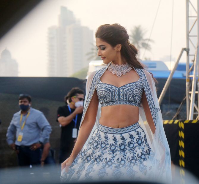 Pooja Hegde Appears Lovely And Elusive In A Glittery Varun Chakkilam Lehenga At Lakme Fashion Week 2021 - 4