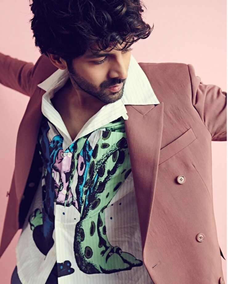 Ranveer Singh, Hrithik Roshan, Kartik Aaryan, Vicky Kaushal: Celebs Inspired Coolest Jackets Every Man Should Own - 6