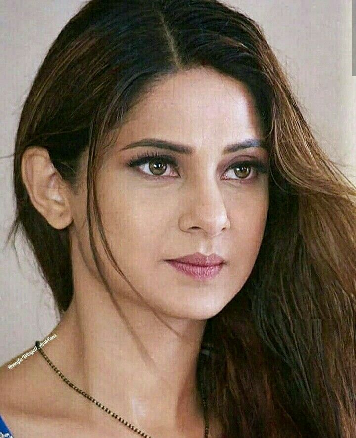 Soft peachy eye makeup looks to try this season: Take cues from Jennifer Winget to ace your look - 0