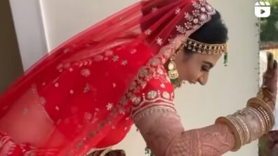 Watch An Adorable Video: A Bride Eagerly Waiting For Groom & As He Arrives She Waves & Sends Him Flying Kisses