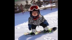 An 11-month-old baby has wowed netizens with her snowboarding skills