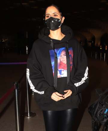 Katrina Kaif’s all-black look in leather pant and sweatshirt makes a cosy comfy airport outfit - 2