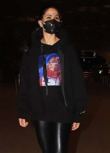 Katrina Kaif’s all-black look in leather pant and sweatshirt makes a cosy comfy airport outfit - 4