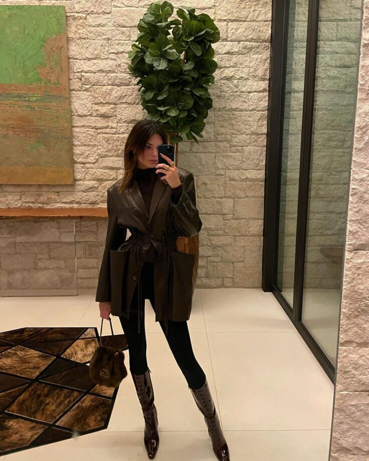 Best Mirror selfie poses by The Selfie Queen Kendall Jenner, check pics - 4