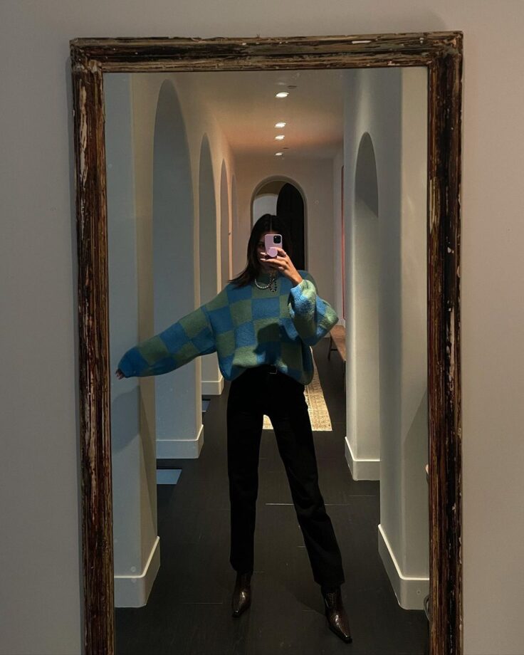 Best Mirror selfie poses by The Selfie Queen Kendall Jenner, check pics - 5