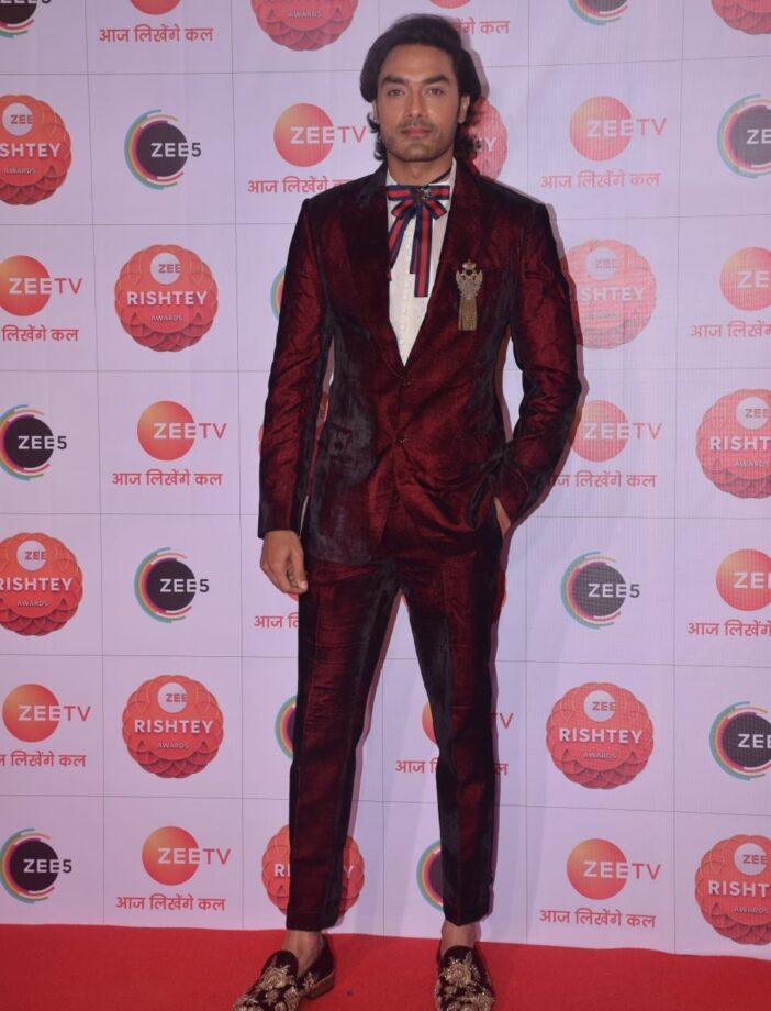 Dheeraj Dhoopar To Shraddha Arya: TV Hotties Who Went All Red At Zee Rishtey Awards 2021 Red Carpet - 2