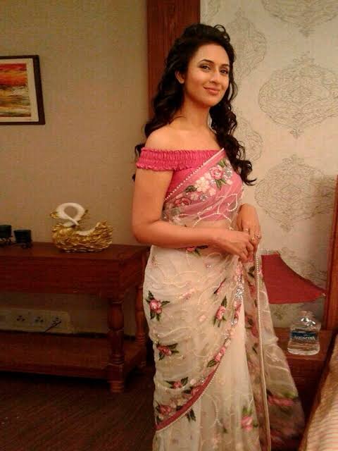 Divyanka Tripathi Looks Stunning In A Peach Saree; View Photo - 1