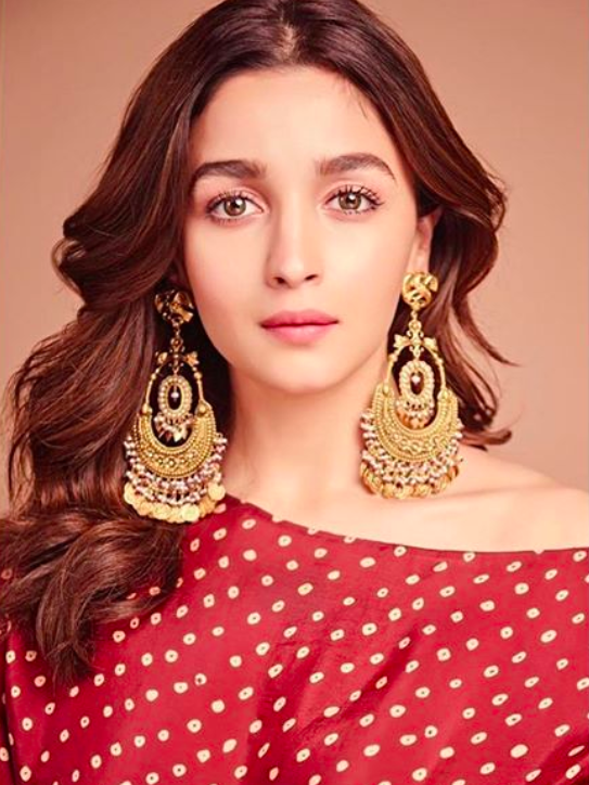 From Retro Sunglasses To Stacked Up Necklaces, Simple Hoop Rings & Beach Hats, Alia Bhatt Knows Accessories Can Really Upgrade Your Look! Take Cues - 0