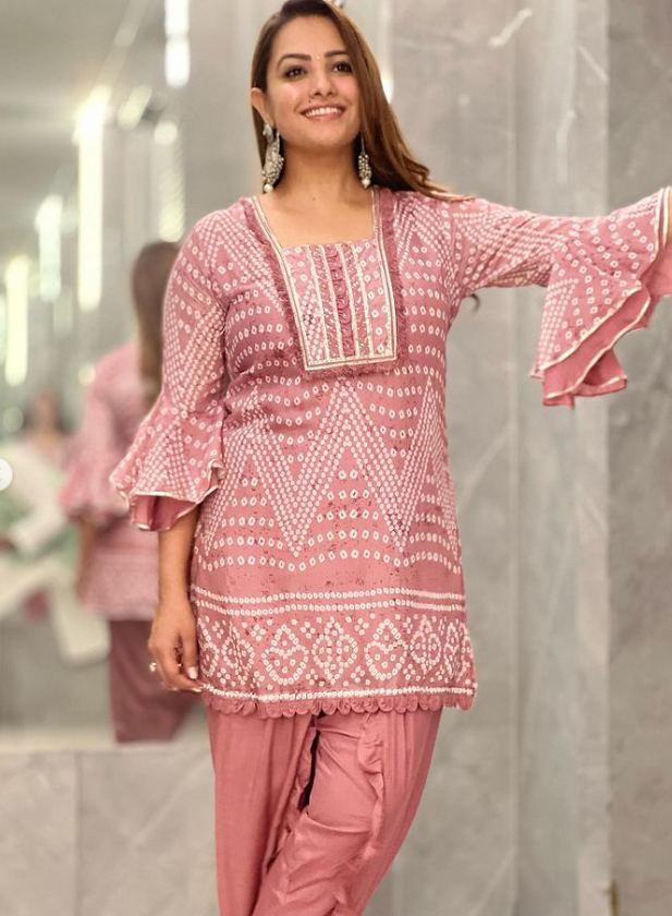 From The Super Traditional Look To A Casual Look: Anita Hassanandani Can Uplift Your Look With Ease - 2