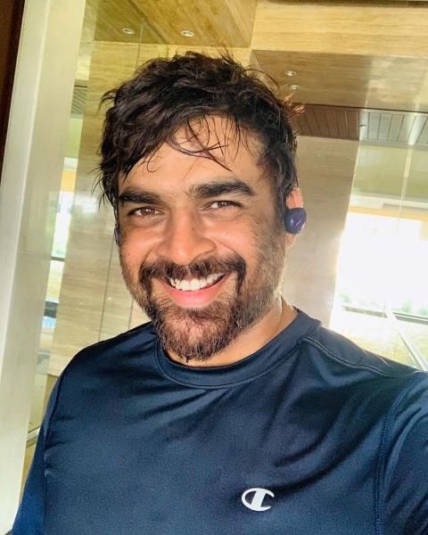 Handsome Hunk! 5 Photos Of R Madhavan Aka Maddy That Prove His Selfie Game Is On Point - 3