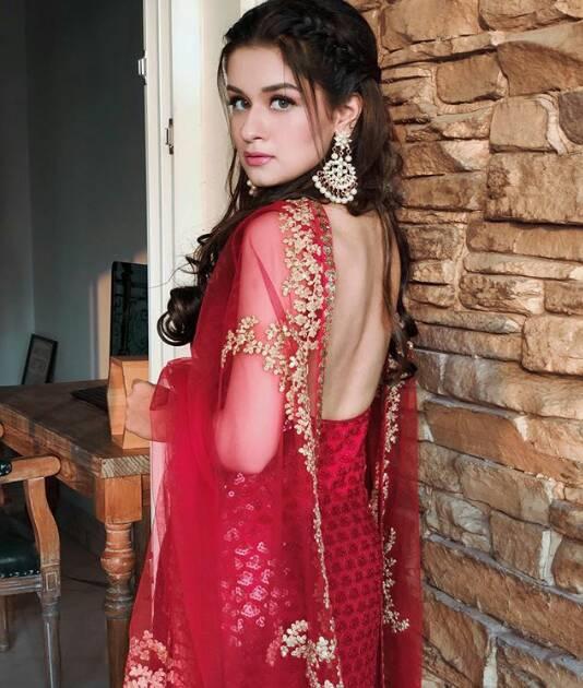 It’s All About Backless: Take Cues From Avneet Kaur For Sultry Poses - 1