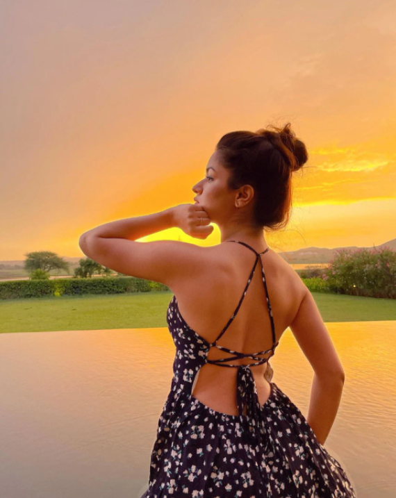 It’s All About Backless: Take Cues From Avneet Kaur For Sultry Poses - 4