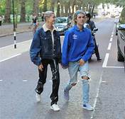 Justin Bieber And Hailey Baldwin Take A Tour Of London, Share Romantic Kiss In Public - 2