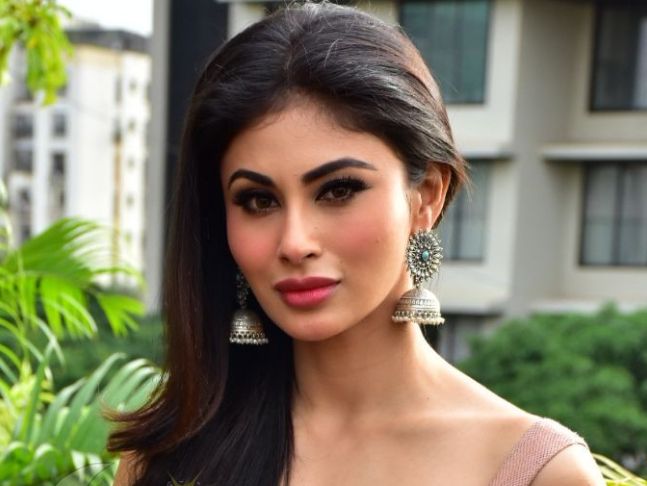 Meet The Pros Of Makeup: Mouni Roy & Nia Sharma - 4