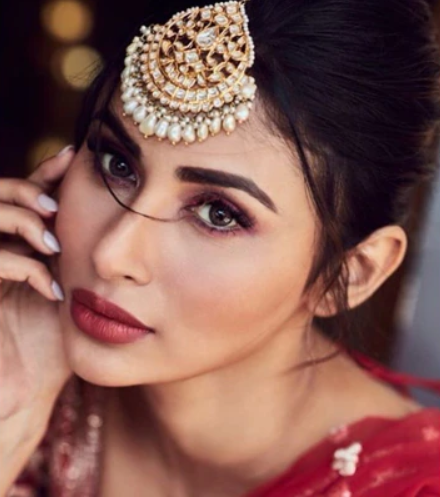 Meet The Pros Of Makeup: Mouni Roy & Nia Sharma - 3