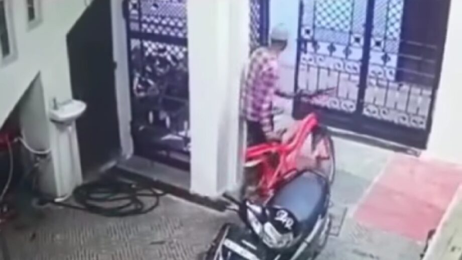 ROFL: A hilarious video is doing rounds on the internet of a thief's 'swag' turned into an epic fail! Watch 539185